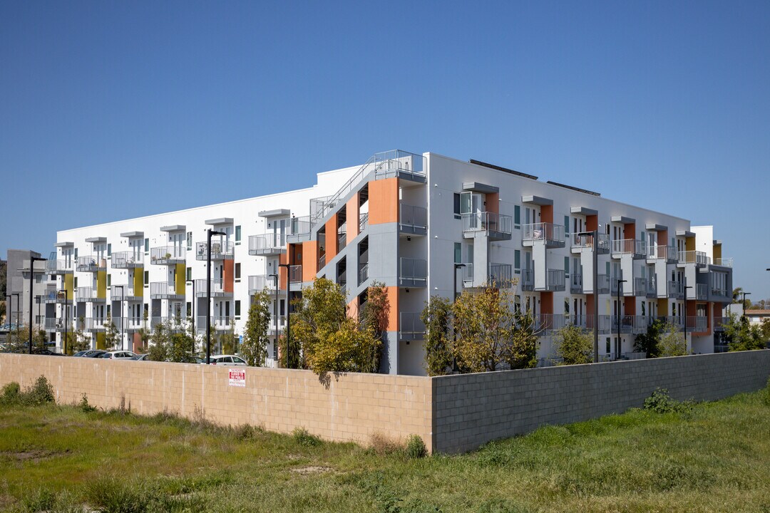 Metro @ Buckingham Senior Apartments in Los Angeles, CA - Building Photo