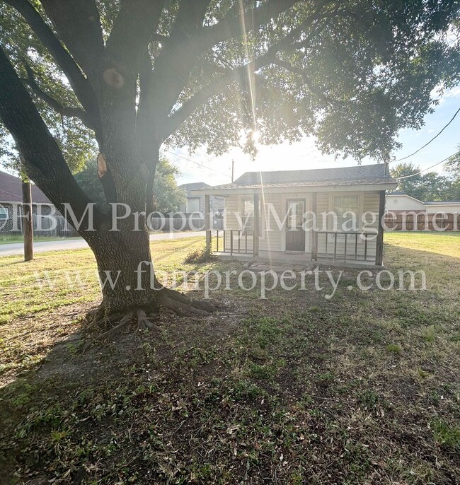 105 E Margurite Ln in Ennis, TX - Building Photo - Building Photo