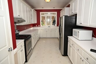 223 Oakland Dr in Burlington, NC - Building Photo - Building Photo