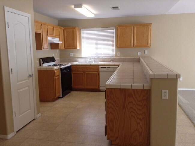 6613 High Peaks Dr in Bakersfield, CA - Foto de edificio - Building Photo