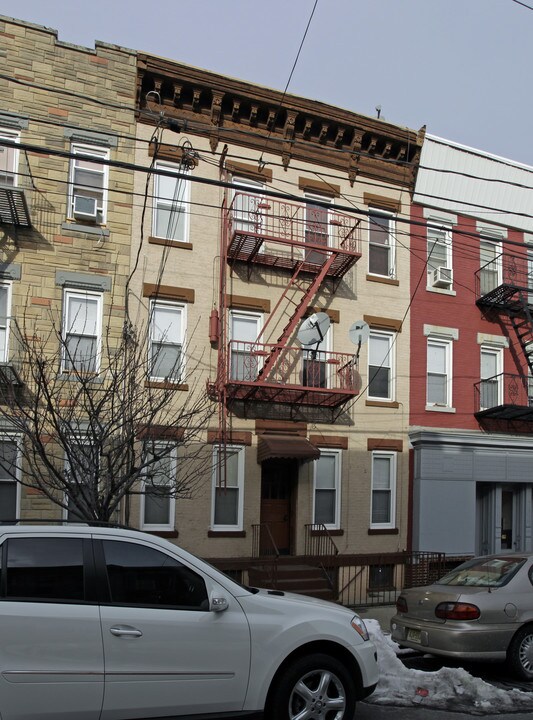 344 7th St in Jersey City, NJ - Building Photo