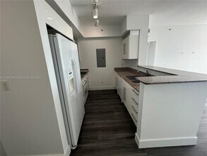 325 S Biscayne Blvd, Unit 2717 in Miami, FL - Building Photo - Building Photo