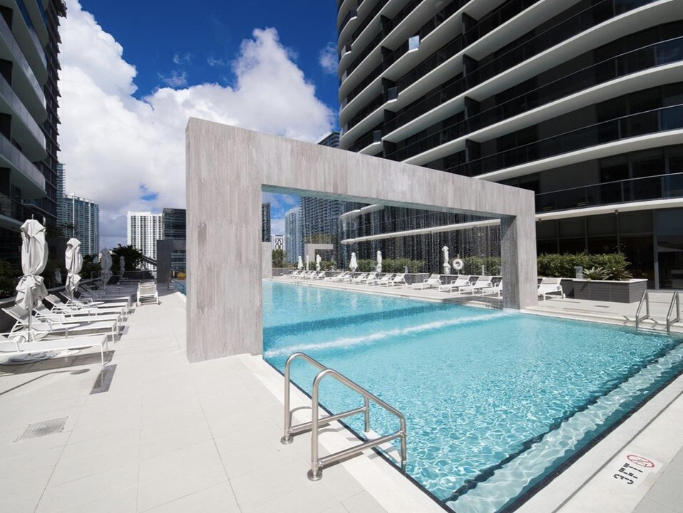 55 SW 9th St, Unit 3708 in Miami, FL - Building Photo