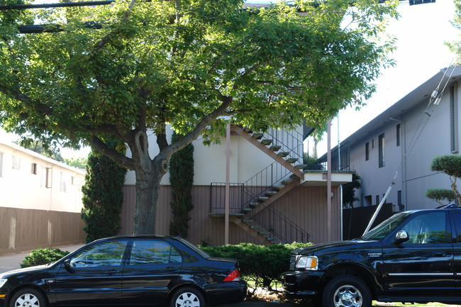 1269 Oak Grove Ave in Burlingame, CA - Foto de edificio - Building Photo