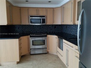 2457 Collins Ave in Miami Beach, FL - Building Photo - Building Photo