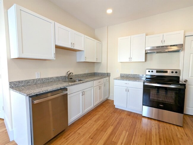 15 Cameron Ave, Unit 3 in Somerville, MA - Building Photo - Building Photo