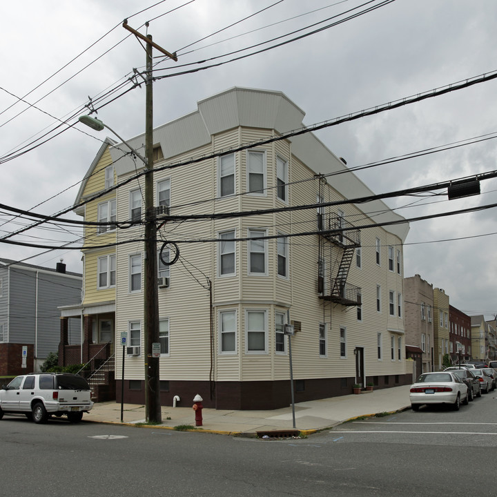 405 Avenue E in Bayonne, NJ - Foto de edificio