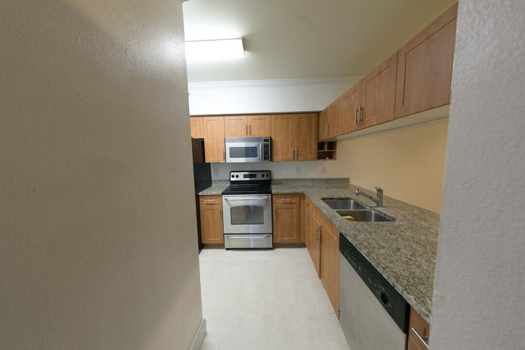 6510 Emerald Dunes Dr, Unit 202 in West Palm Beach, FL - Building Photo