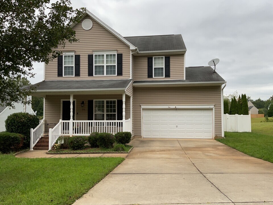 555 Rockbridge Dr in Kernersville, NC - Building Photo