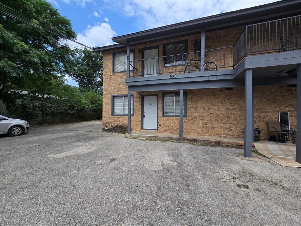 530 W Hopkins St in San Marcos, TX - Building Photo