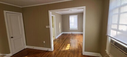 327 Decelle St, Unit B in Jackson, MS - Foto de edificio - Building Photo