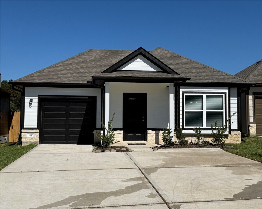 11840 E Gate Dr in Willis, TX - Building Photo