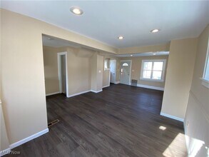 5161 Greenhurst Dr in Maple Heights, OH - Building Photo - Building Photo