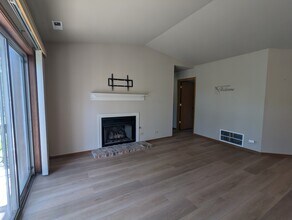 245 Memory Ln in Westmont, IL - Building Photo - Building Photo