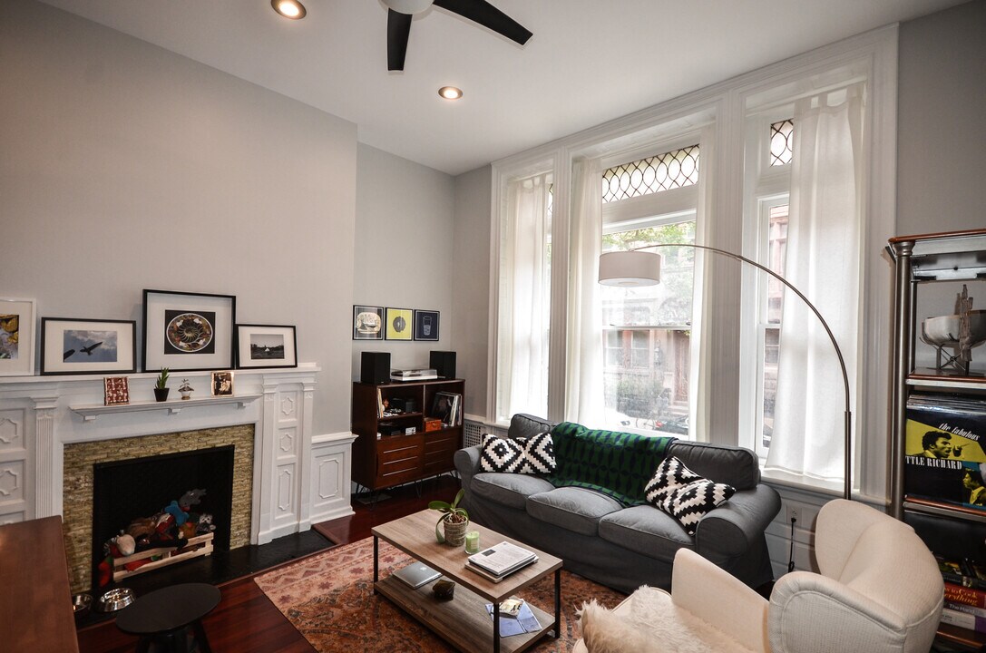 1925 Spruce St, Unit 1F in Philadelphia, PA - Building Photo