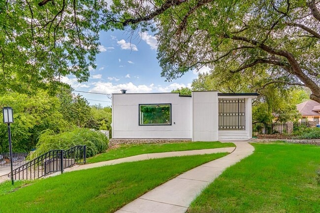 property at 568 W Quill Dr