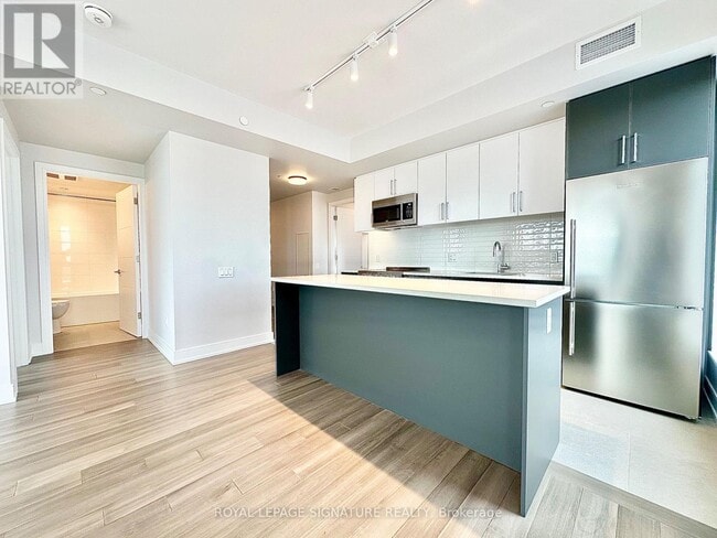 2525 Bathurst St in Toronto, ON - Building Photo - Building Photo