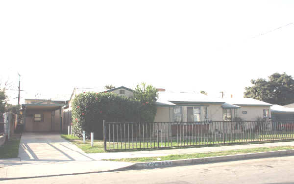 805 N Poinsettia Ave in Compton, CA - Building Photo