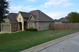 800 Moonbeam Ct in Brenham, TX - Building Photo - Building Photo