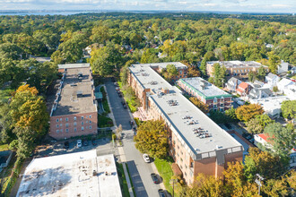 1 Ipswich Ave in Great Neck, NY - Building Photo - Building Photo