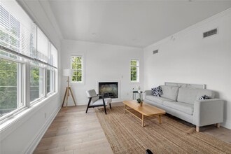 22 Sagamore Hill Dr, Unit 1A in Port Washington, NY - Building Photo - Building Photo