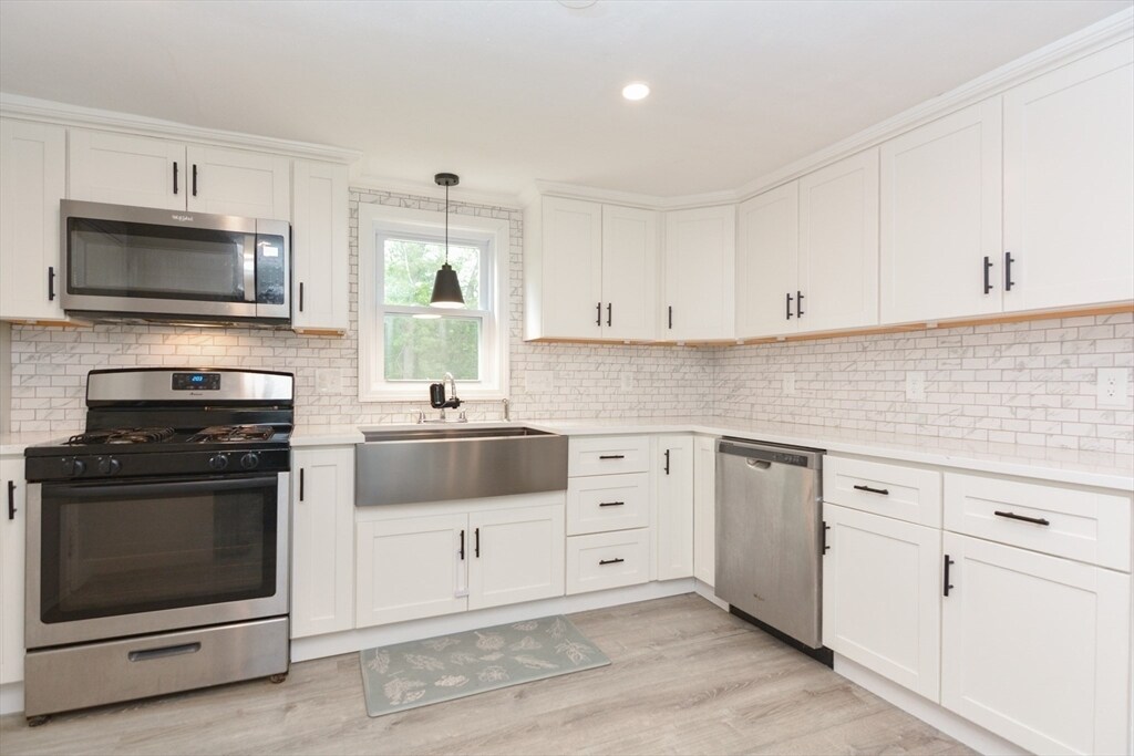 8 Roberts Rd in Ashland, MA - Building Photo