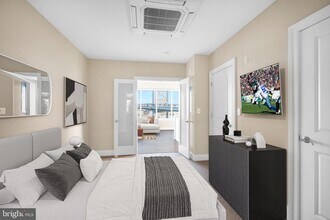 235 N Christopher Columbus Blvd in Philadelphia, PA - Building Photo - Building Photo