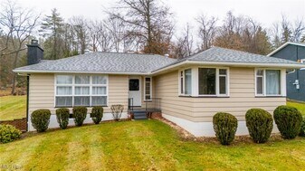 134 Carroll Dr in St. Clairsville, OH - Building Photo