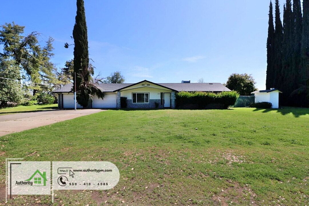 8759 Airport Rd in Redding, CA - Building Photo