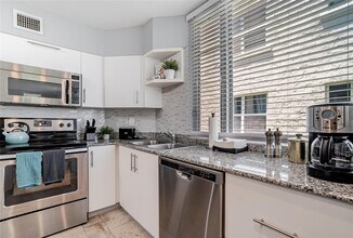 1532 Drexel Ave, Unit 201 in Miami Beach, FL - Building Photo - Building Photo