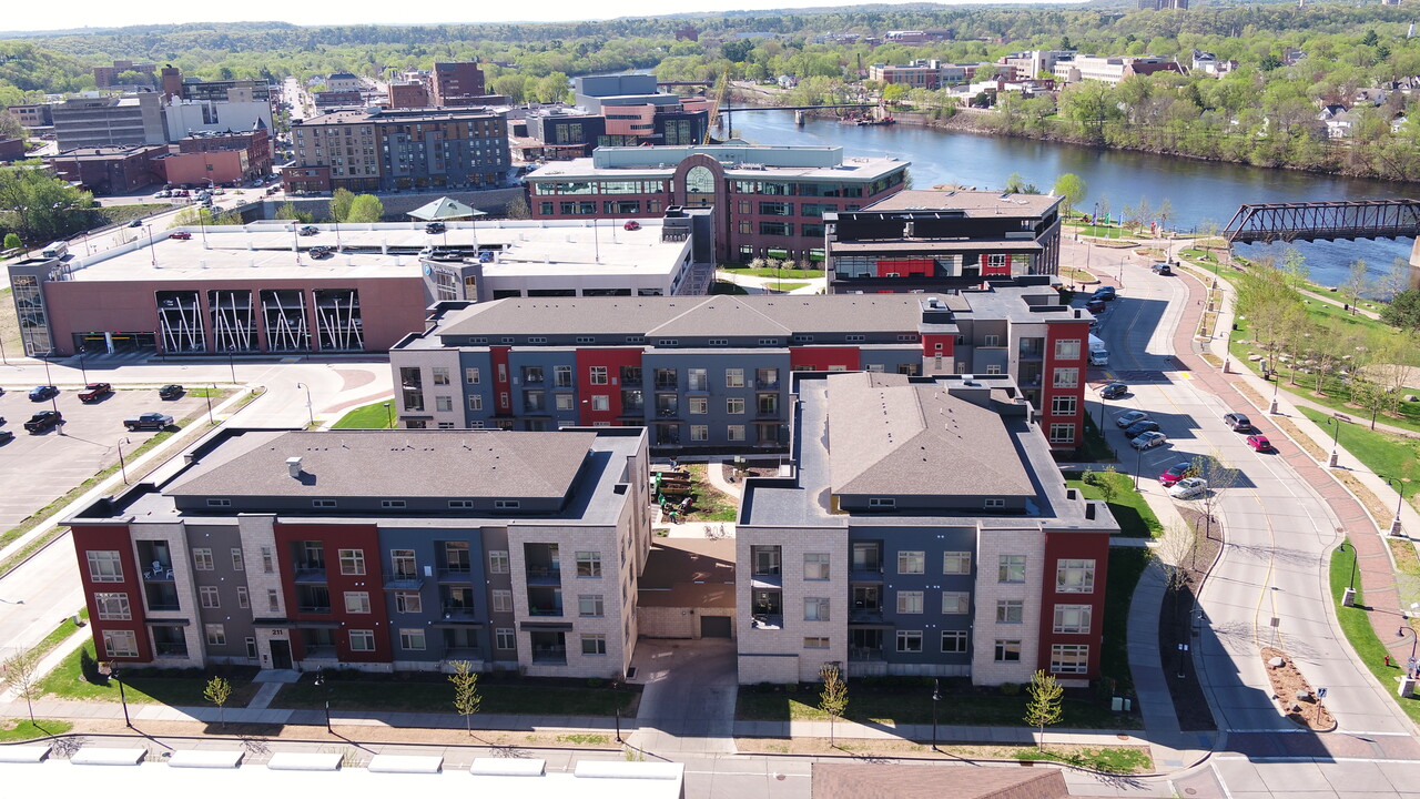 Riverfront Terrace in Eau Claire, WI - Foto de edificio