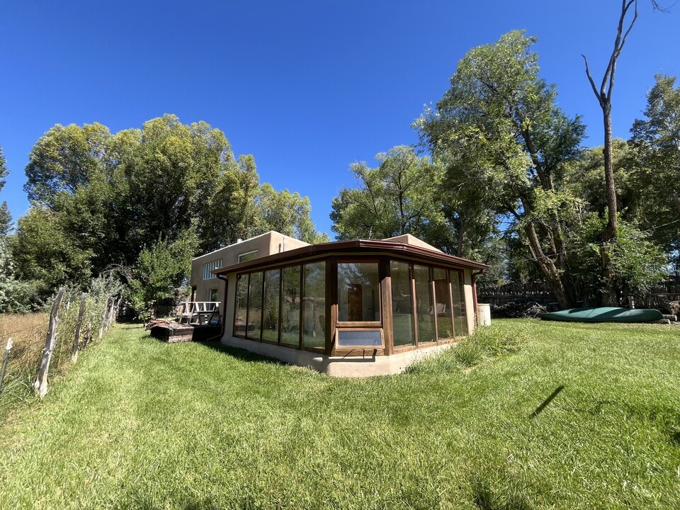 507 Upper Ranchitos Rd in Taos, NM - Foto de edificio