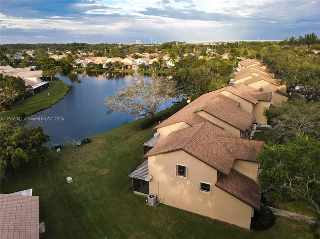 231 Lakeside Cir in Sunrise, FL - Building Photo - Building Photo