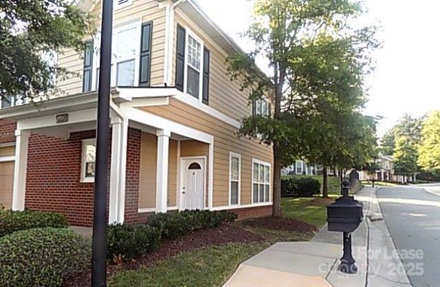 15402 St Christopher Ct in Charlotte, NC - Building Photo