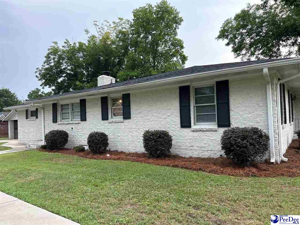 1100 2nd Loop Rd in Florence, SC - Building Photo