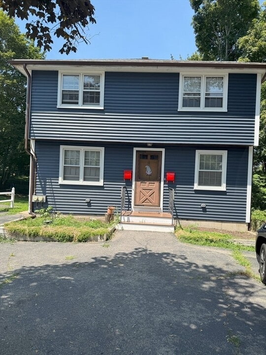 245 East St in Dedham, MA - Foto de edificio