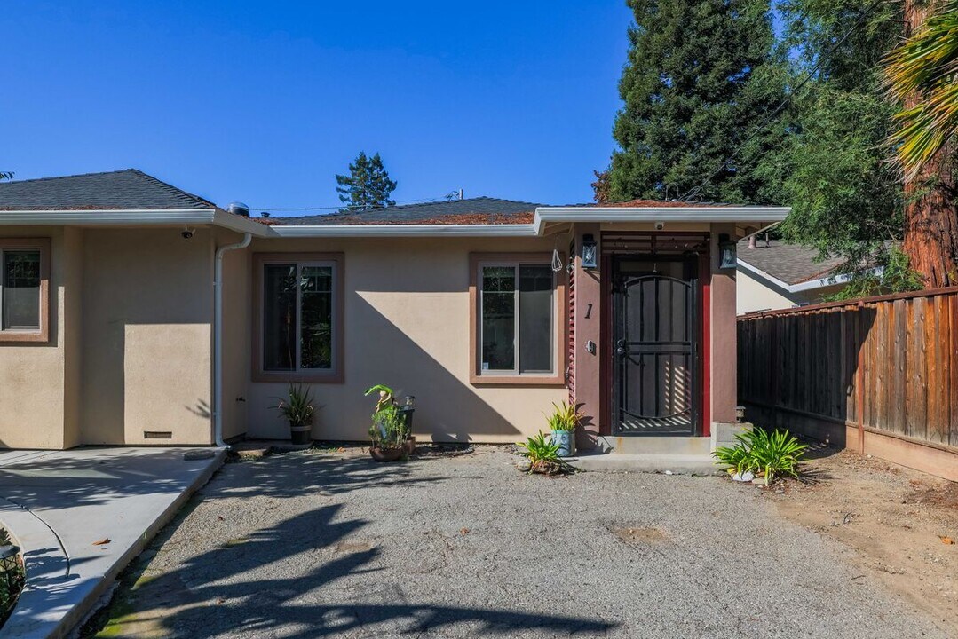 861 Hollenbeck Ave in Sunnyvale, CA - Foto de edificio