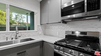 2021 N Beachwood Dr in Los Angeles, CA - Building Photo - Building Photo
