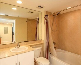 325 S Biscayne Blvd, Unit 2820 in Miami, FL - Building Photo - Building Photo