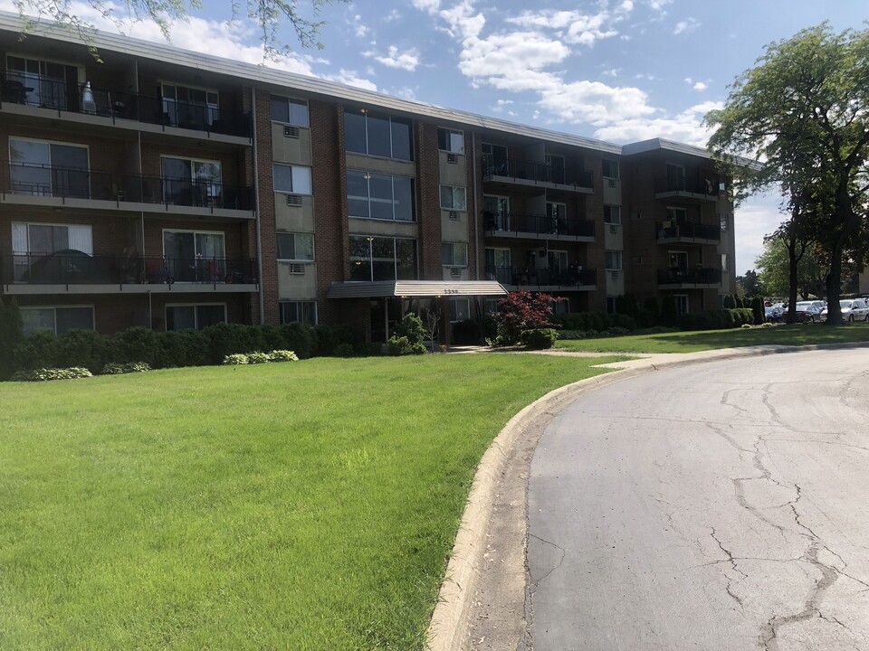 2210 S Goebbert Rd in Arlington Heights, IL - Building Photo