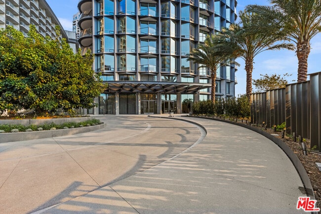 211 W Elm Ct in Los Angeles, CA - Building Photo - Building Photo