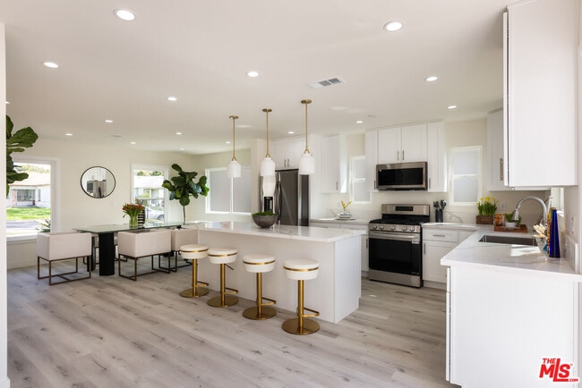 3827 S Victoria Ave in Los Angeles, CA - Building Photo - Building Photo