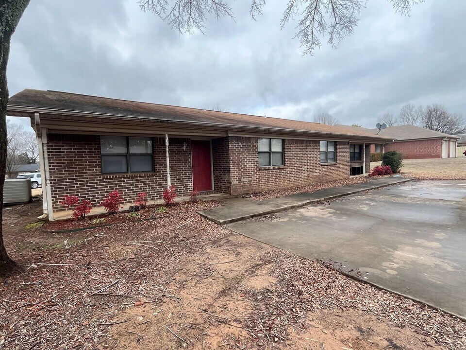 1201 N Nashville Pl in Russellville, AR - Building Photo