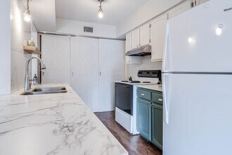 384 N Post Oak Ln in Houston, TX - Building Photo - Building Photo