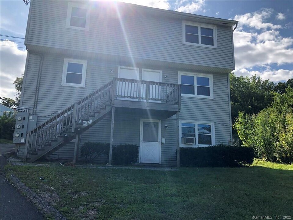 24 Division St in Danbury, CT - Building Photo