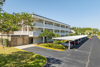 Winston Park Northeast in St. Petersburg, FL - Building Photo - Building Photo