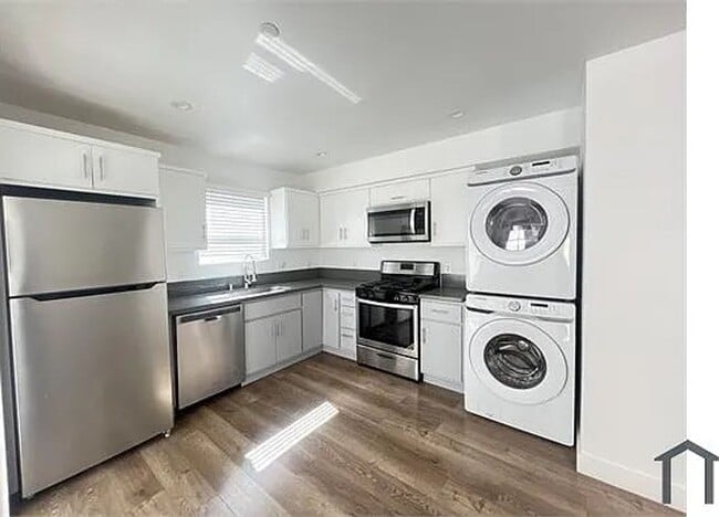 25200 Frampton Ave in Los Angeles, CA - Building Photo - Building Photo