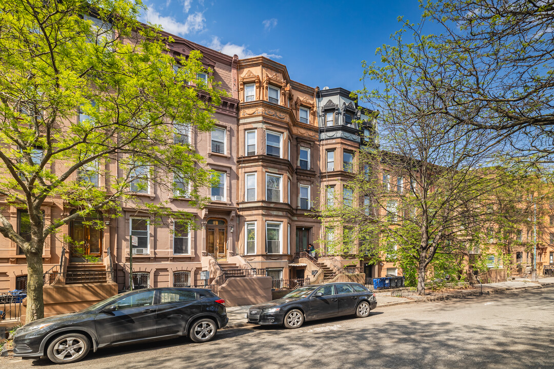 213 Hancock Street in Brooklyn, NY - Building Photo