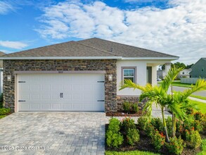 1035 Grantham Ln in Palm Bay, FL - Foto de edificio - Building Photo