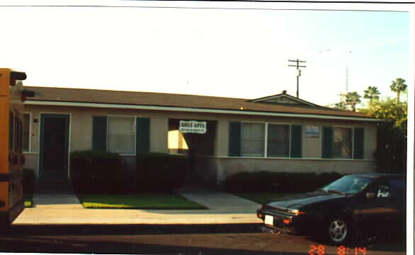 Adele Apartments in Anaheim, CA - Foto de edificio - Building Photo